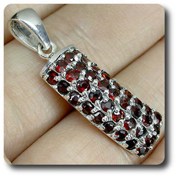 PENDENTIF GRENAT