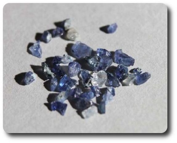 0.07 cts CRISTAL DE BENITOITE ( l'unité )