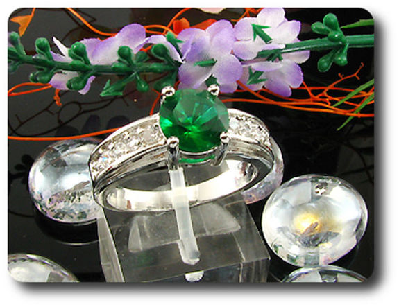 1x8mm Green Emerald Ring
