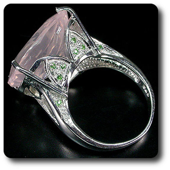 ROSE QUARTZ & TSAVORITE GARNET RING