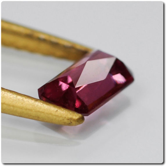 0.63 cts GRENAT Rhodolite Rose. SI1