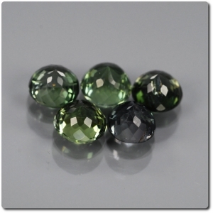 2.61 cts  LOT DE 5 TOURMALINE VERTE. VS1-SI1
