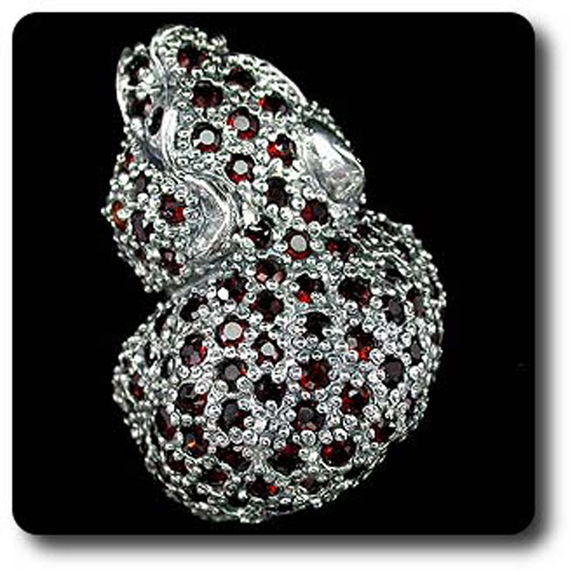 BAGUE GRENAT . En forme de Tigre