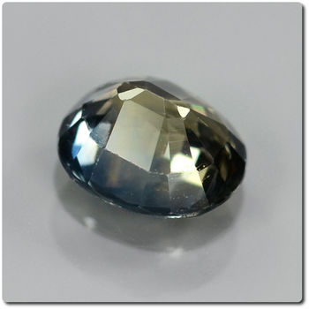0.88 cts SAPHIR VERT JAUNE . SI1
