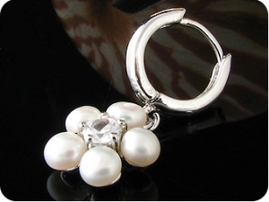 10x4mm White Fresh Water Pearl Round Cut Earrings