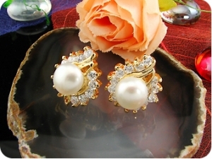 2x8mm White Fresh Water Pearl Round Cut Gold Earrings