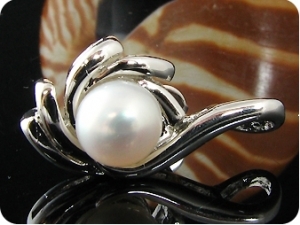 2x8mm White Fresh Water Pearl Round Style Earrings