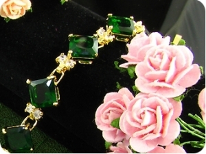 11 x 10mm Green Emeralds Topaz Gold Bracelet