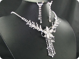 250 x 8-3mm White Simulated Diamonds Necklace Earrings Set