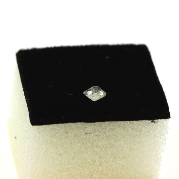 0.08 cts SODALITE UV COULEUR CHANGEANTE. VS