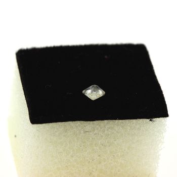 0.08 cts SODALITE UV COULEUR CHANGEANTE. VS
