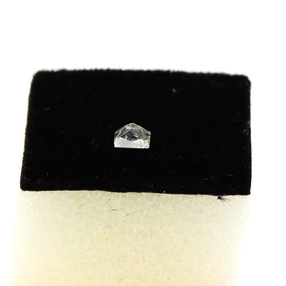 0.12CT. UV COLOR CHANGE Hackmanite. VS