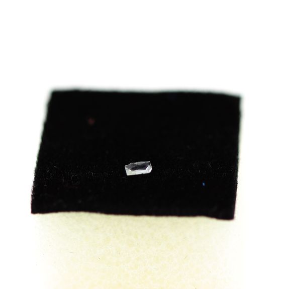 0.03 cts CREEDITE . VVS