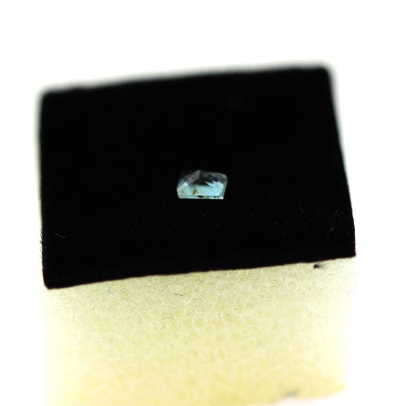 0.10 cts SODALITE UV COULEUR CHANGEANTE. IF