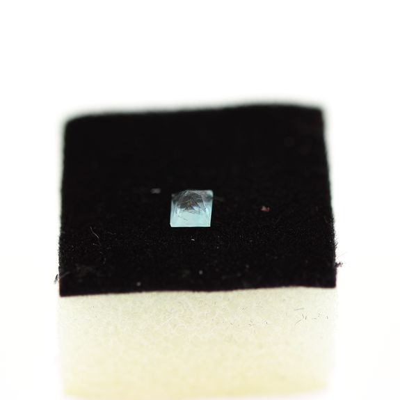 0.18 cts SODALITE UV COULEUR CHANGEANTE. IF