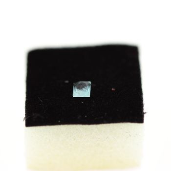 0.18 cts SODALITE UV COULEUR CHANGEANTE. IF