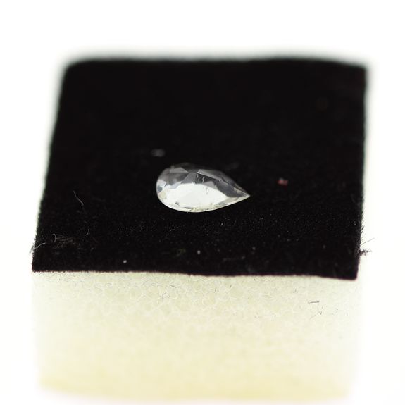 0.29 cts SCAPOLITE UV COULEUR CHANGEANTE . VVS