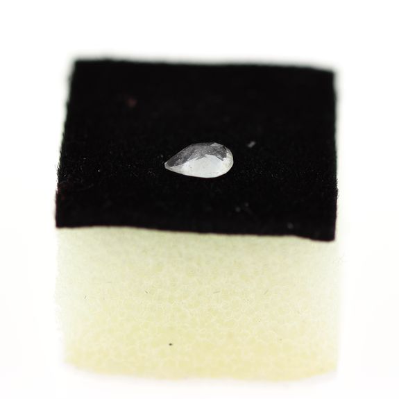 0.20 cts HACKMANITE UV COULEUR CHANGEANTE. VS