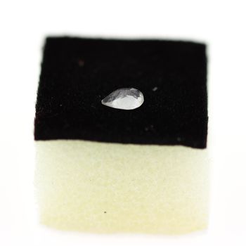 0.20 cts HACKMANITE UV COULEUR CHANGEANTE. VS