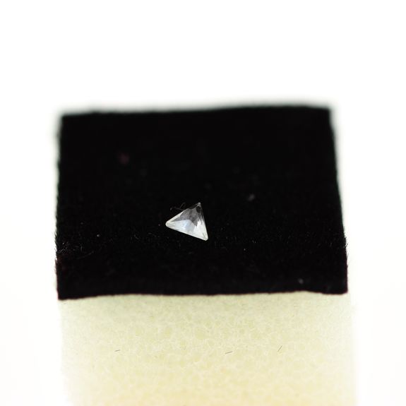 0.08CT. UV COLOR CHANGE Hackmanite. IF
