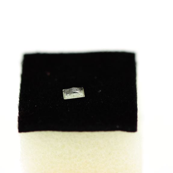 0.11 cts SODALITE UV COULEUR CHANGEANTE. VVS