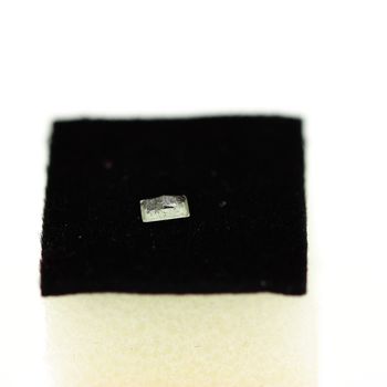 0.11 cts SODALITE UV COULEUR CHANGEANTE. VVS
