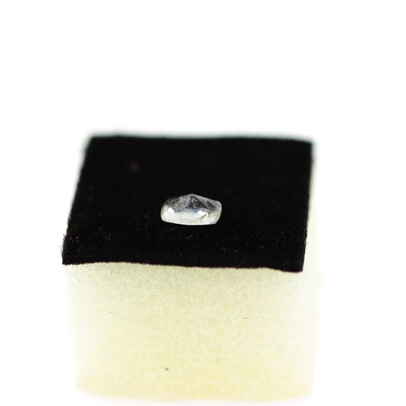 0.25CT. UV COLOR CHANGE Hackmanite. VS