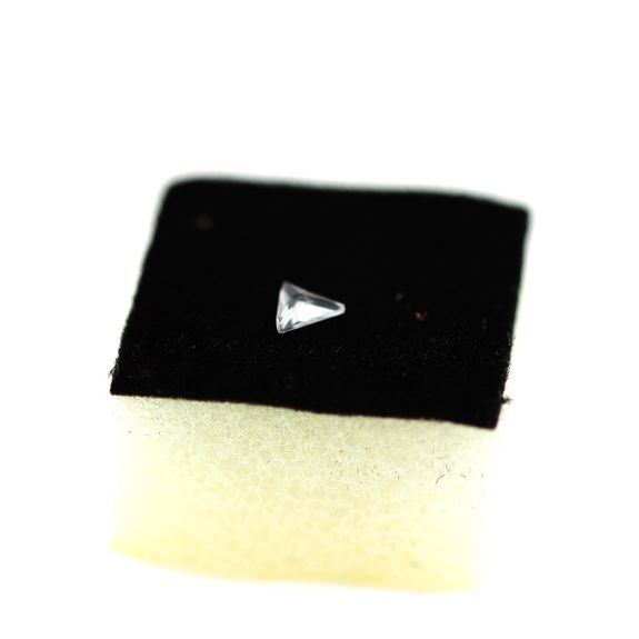 0.11 cts HACKMANITE UV COULEUR CHANGEANTE. IF