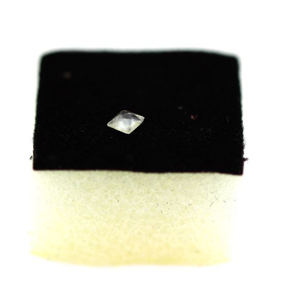 0.07CT. INDERITE . VS