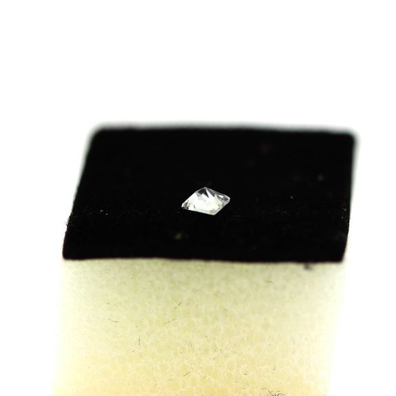 0.10 cts SCAPOLITE UV COULEUR CHANGEANTE. VVS