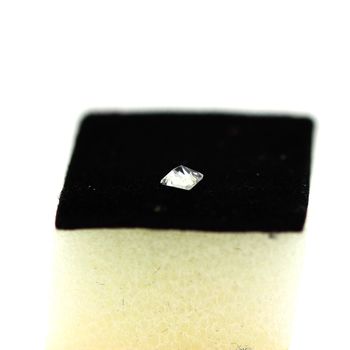 0.10 cts SCAPOLITE UV COULEUR CHANGEANTE. VVS