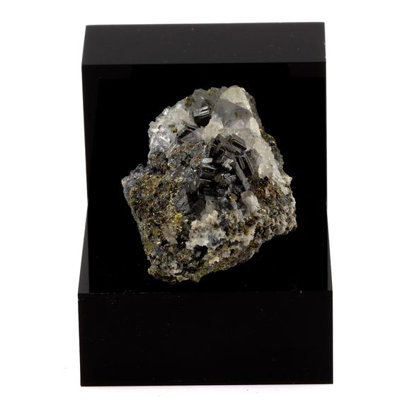 Bournonite, Quartz, Fluorite, Pyrite.
