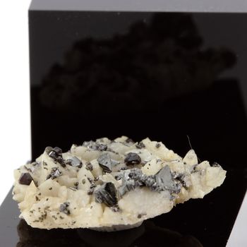 Tetrahedrite sur dolomite.