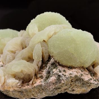 Prehnite. 310.4 ct.