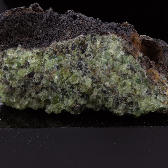 Péridotite. 110.4 ct.