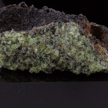 Péridotite. 110.4 ct.