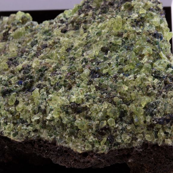 Péridotite. 610.3 ct.