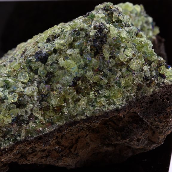 Péridotite. 610.3 ct.