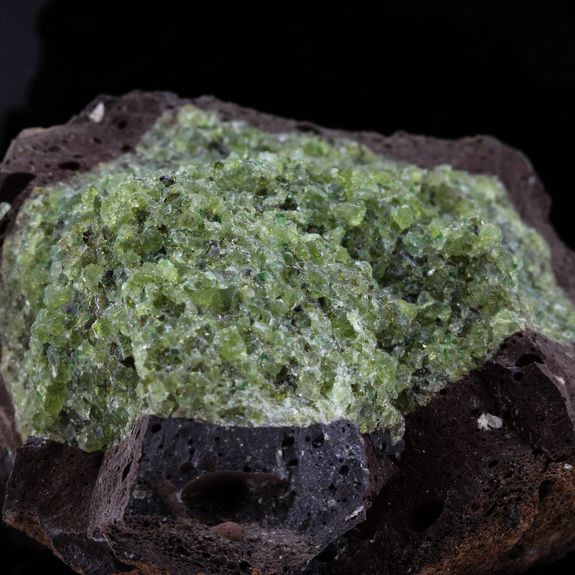 Péridotite. 1295.8 ct.