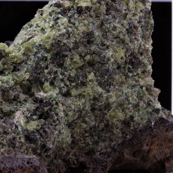 Péridotite. 430.6 ct.