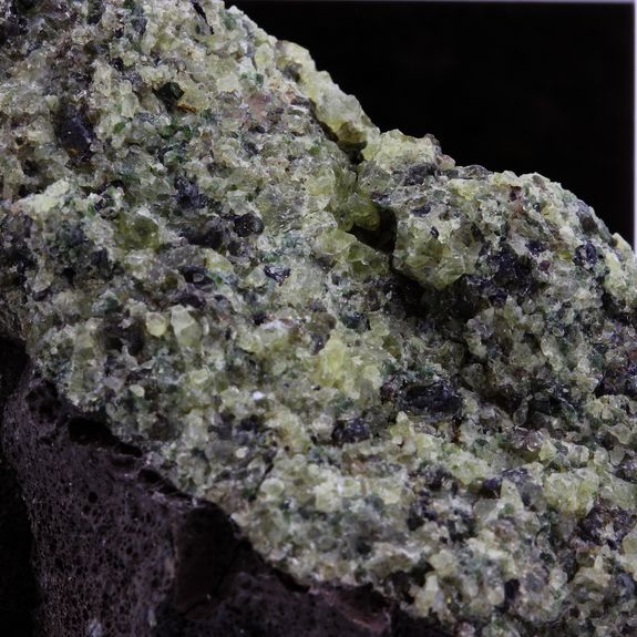 Péridotite. 430.6 ct.