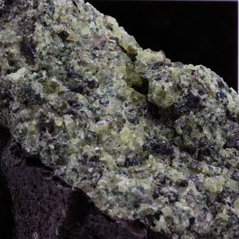 Péridotite. 430.6 ct.