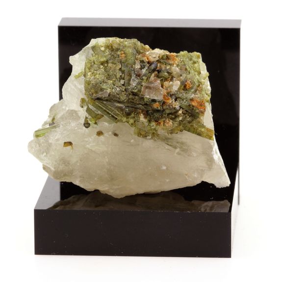 Tourmaline Elbaite sur Quartz. 195.2 ct.