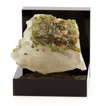Tourmaline Elbaite sur Quartz. 195.2 ct.