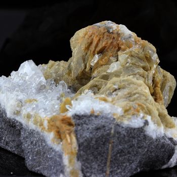 Siderite et Quartz. 810.3 ct.