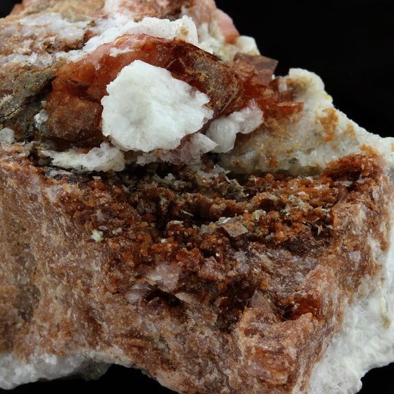 Rhodochrosite et Leifite. 188.5 ct.