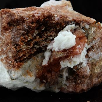 Rhodochrosite et Leifite. 188.5 ct.