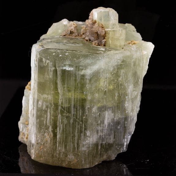 Fluorapatite. 1355.1 ct.