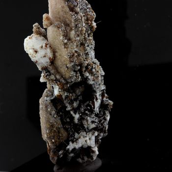 Phillipsite pseudo. après Serandite, Genthelvite, Gaidonnayite. 42.19 ct.