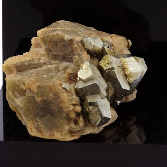 Siderite, Pyrite, Quartz.